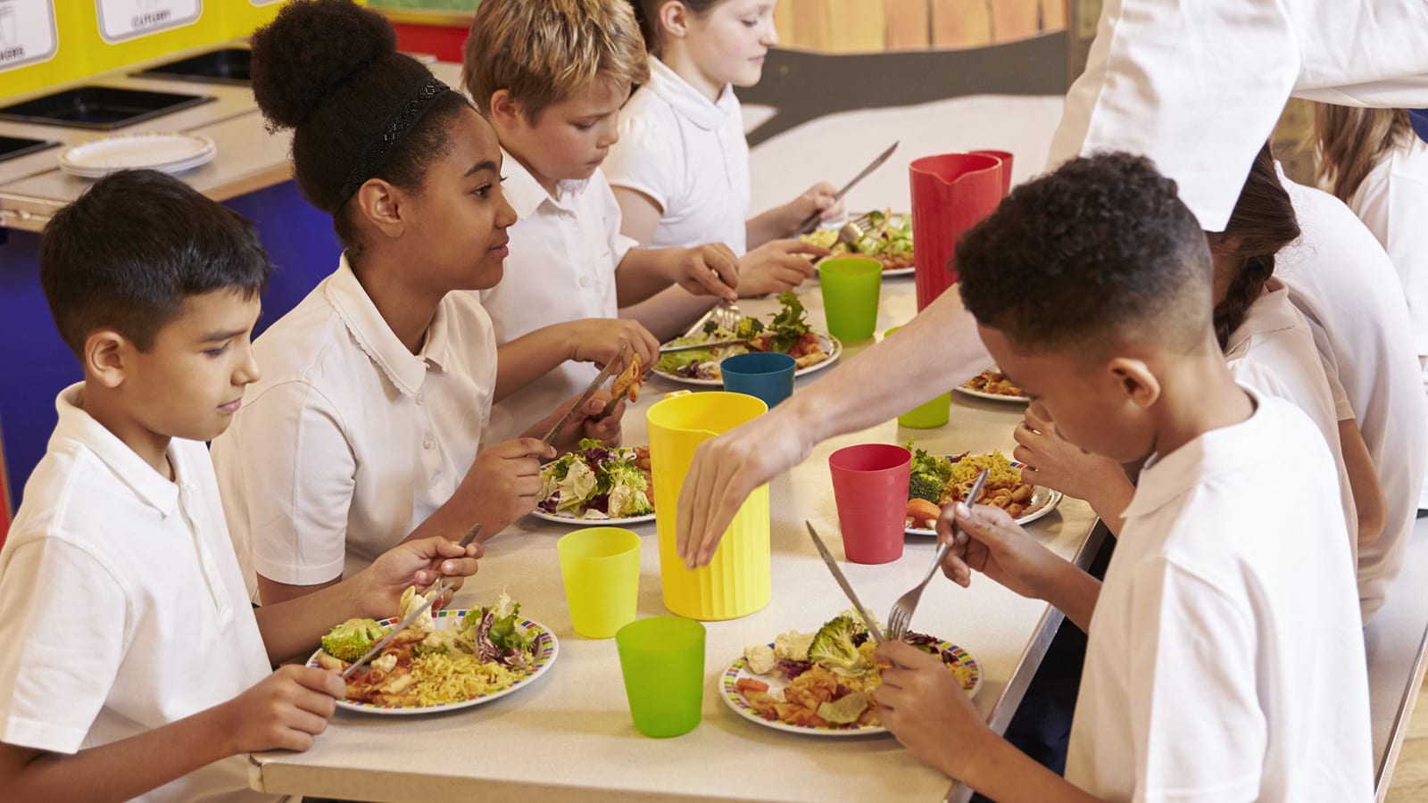 kids eating healthy lunch school